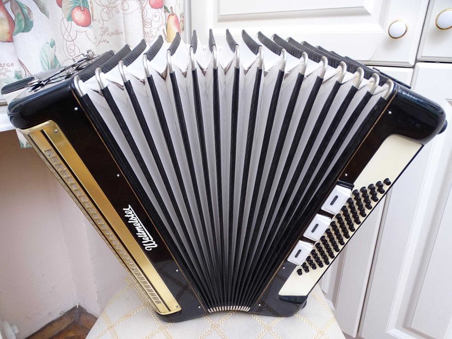 Много запазен стар акордеон Велтмайстер 60 баса