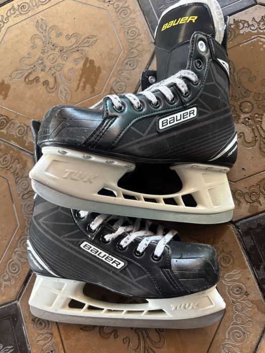 хоккейные коньки Bauer.