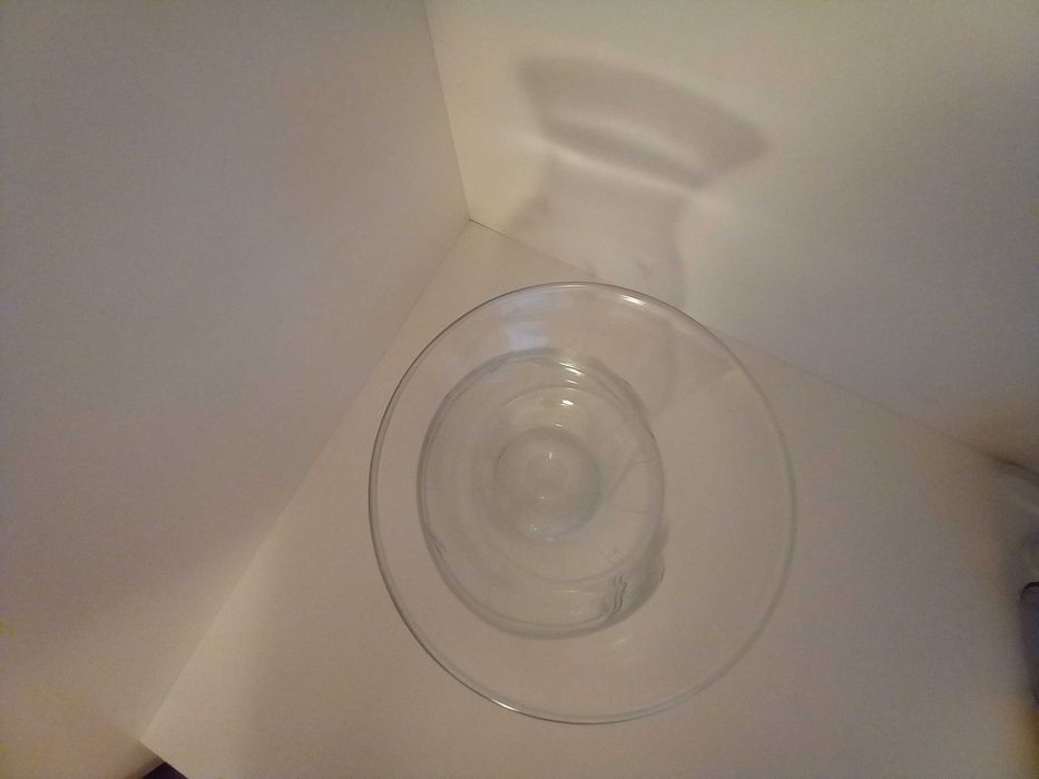 Голяма прозразчна с леки фигурки стъклена ваза - 20 лв.