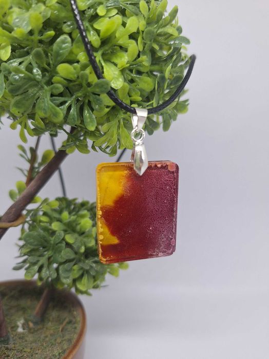 Ръчно изработени колиета от епоксидна смола