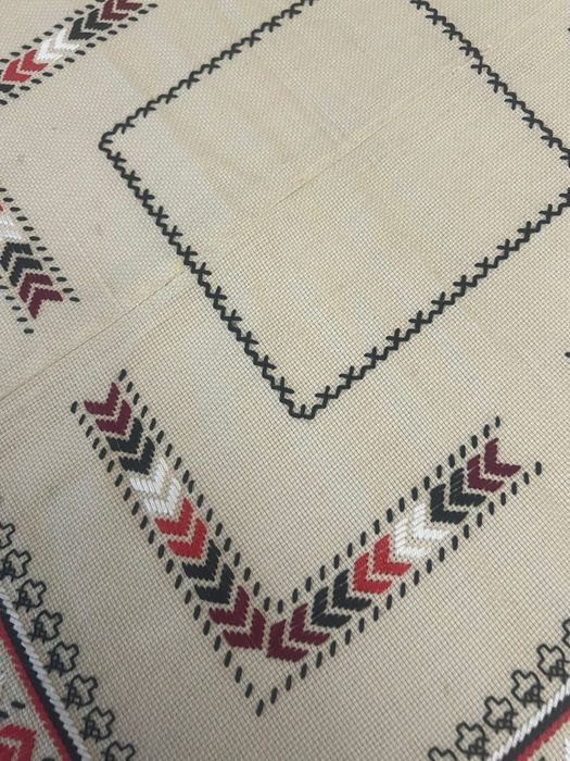 ЗАПАЗЕНА ! Покривка за маса-ръчна бродерия