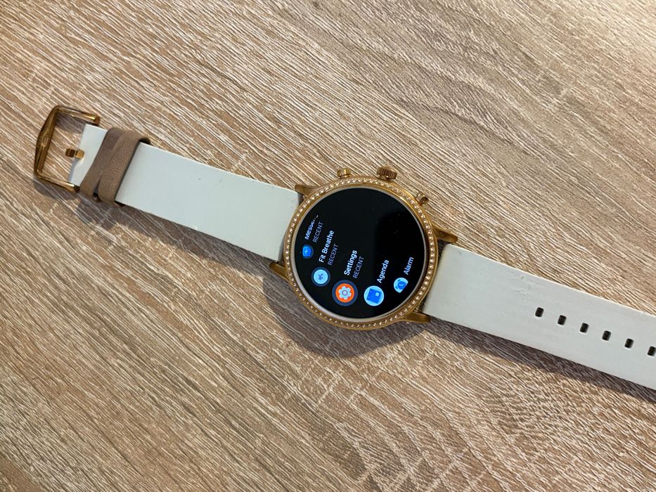 Smartwatch Fossil – Gold Rose, funcțional, stare bună