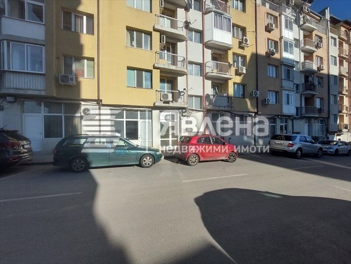 Офис на партерно ниво на жилищна сграда