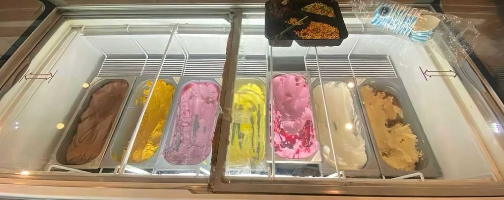 Витринный морозильник UGUR UDD 400 для мороженого