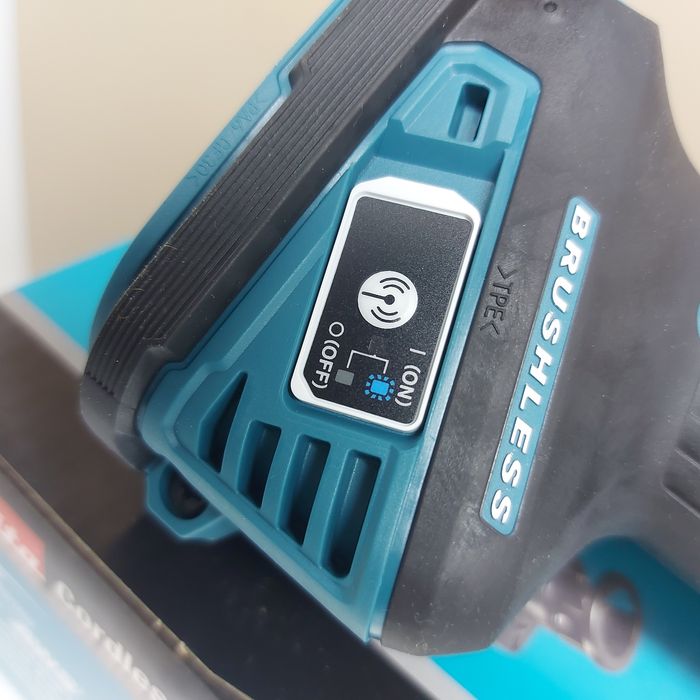 ПРОМОЦИЯ.Акумулаторна безчеткова фреза за гипсокартон Makita DCO181Z