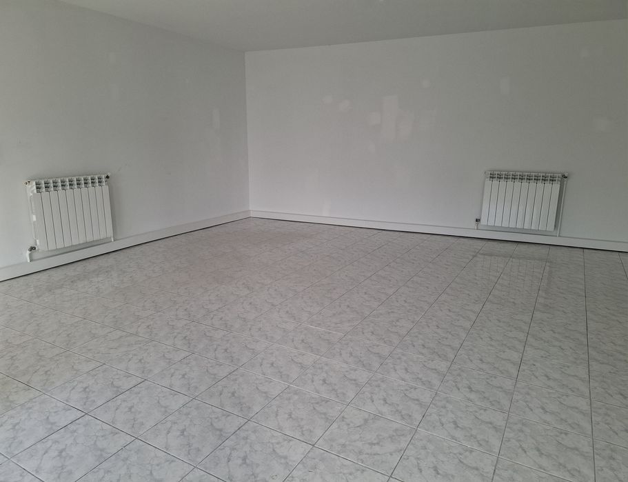 Ofer spre închiriere spațiu comercial