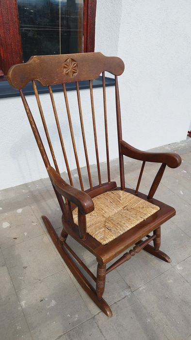 Două balansoare din lemn masiv – stil clasic/vintage