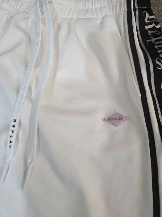 Бяла пола на Replay