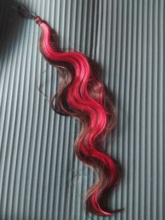 Коса за допълнителен обем. Тъмен кичур с червено. Поставяне с ластик.