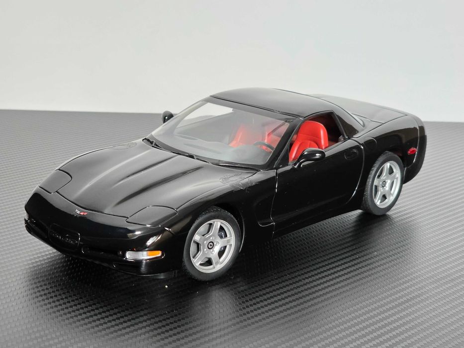 Macheta Auto 1/18 UT Models Chevrolet Corvette 1998