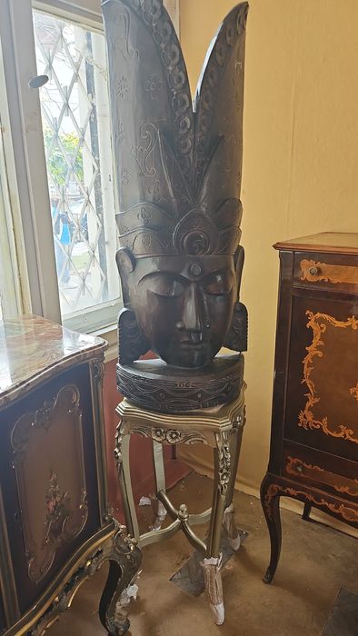 Голяма  дърворезба на буда