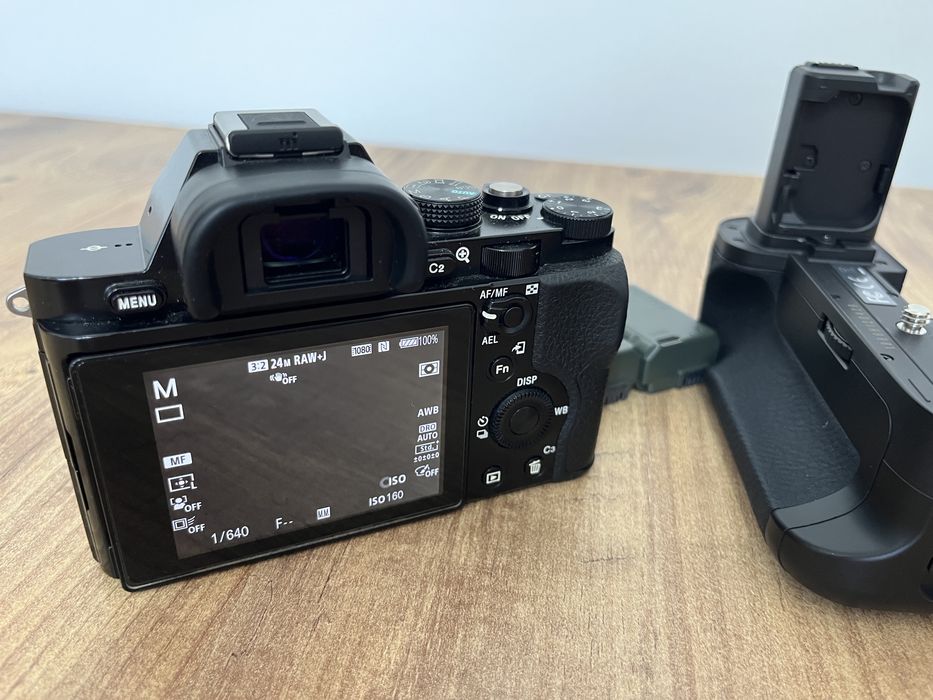 Aparat Foto Sony A7 + grip + 3 baterii