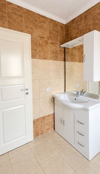 Închiriez apartament cu 2 camere