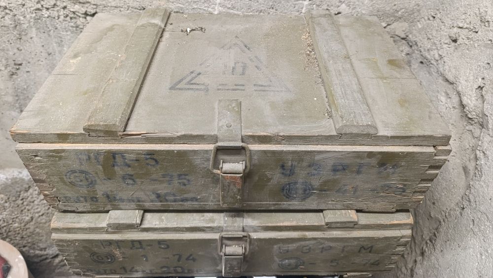 Стар военен армеиски сандък за съхранение на оръжия