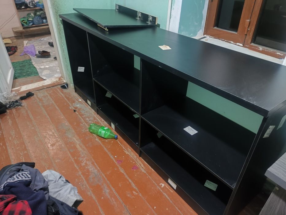 Bar va stol hali yangi ishlatilmagan