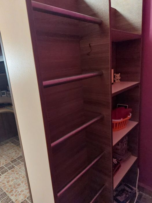 Двуетажно легло с бюро