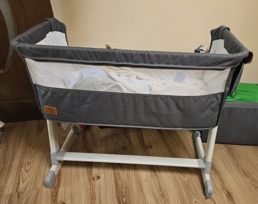 Vând Pătuț Co-sleeper Lionelo Theo – Gri (Stare Foarte Bună)