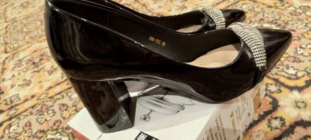 Qora Labutin lakirovanniy tuflilari. Чёрные лакированные туфли Лабутин