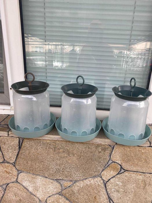 Поилка и хранилни за кокошки