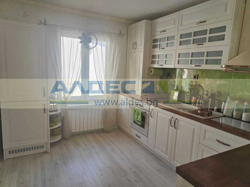 Ремонтиран, обзаведен, с две спални, в Овча Купел