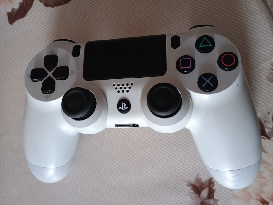 PlayStation 4 (PS4) 500GB White + 17 оригинални игри (GTA V, Stray и др.)