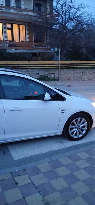 опел астра 1.4 бензин с турбо 2012г.,комби+газ