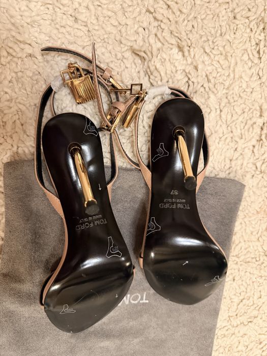 Sanda dama Tom Ford roz