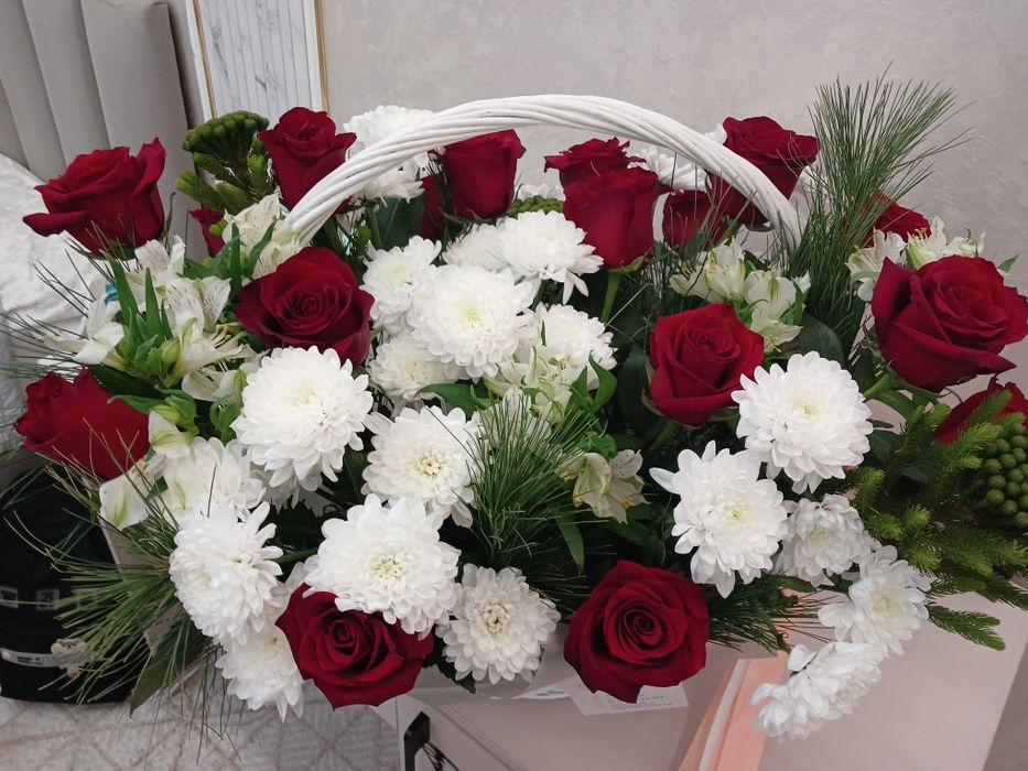 Цветы розы, хризантемы