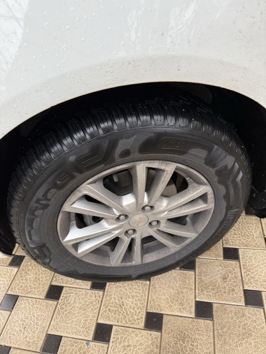 Продам свой кобальт белый 2024 автомат пробег 35,000 км фул наваротами