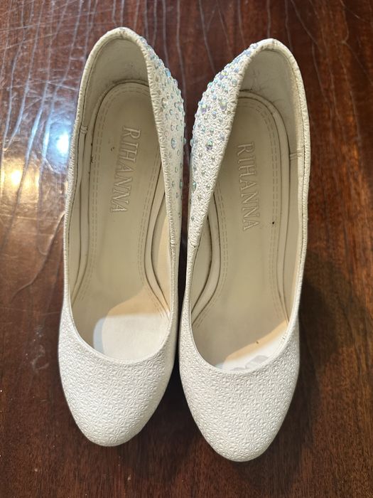 Туфли белые со стразами