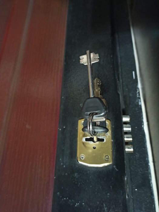 Продавам метална врата