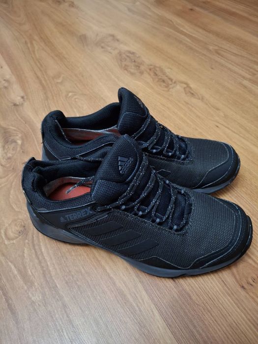 Запазени спортни обувки