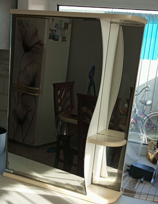 Зеркало в ванную с полками