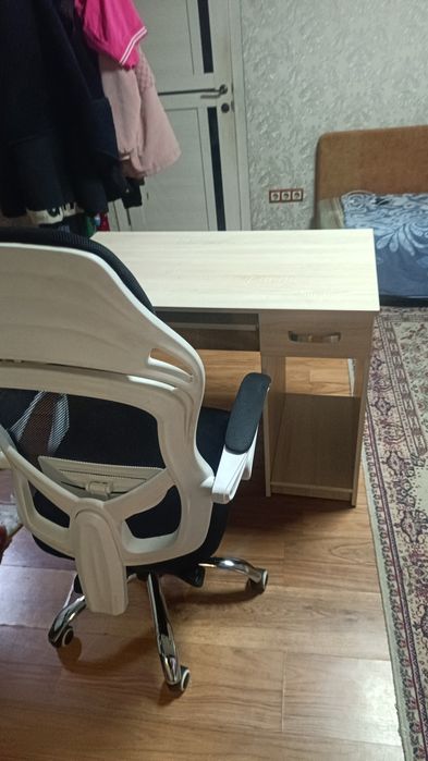 Кресло.    .        .