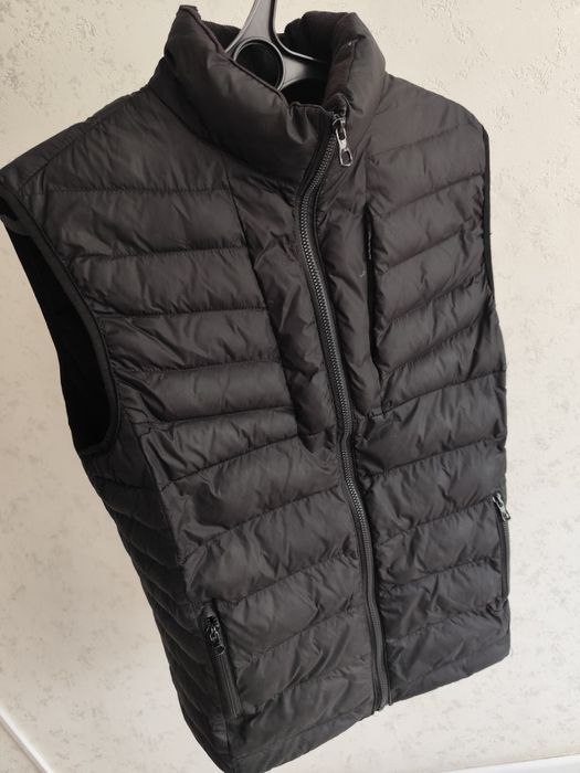 Продам чёрную безрукавку