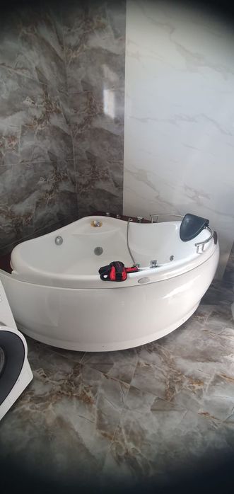 джакузи белого цвета