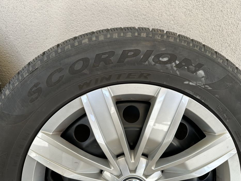 Комплект Pirelli зимни гуми с джанти и тасове от Tiguan 215/65R17