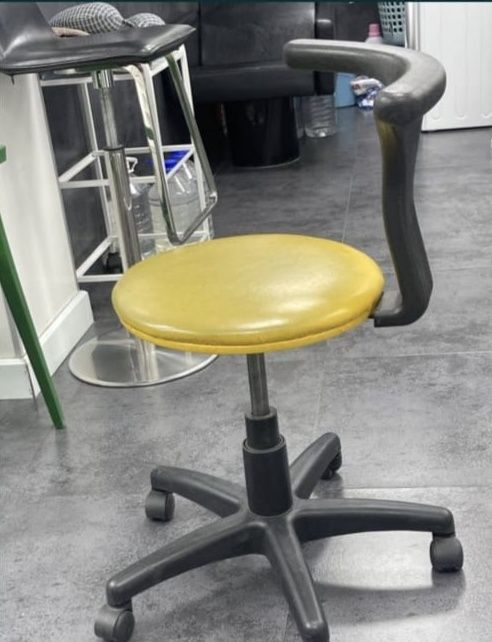 Пуф на колесах со спинкой