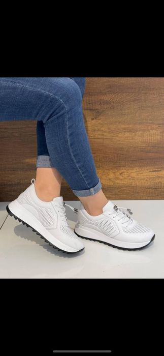 Кроссовки женские