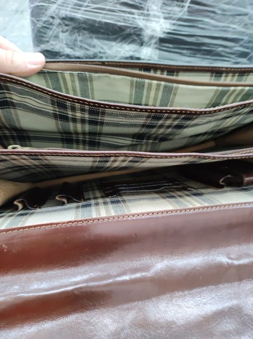 Продавам кожена чанта за документи подходяща за адвокати