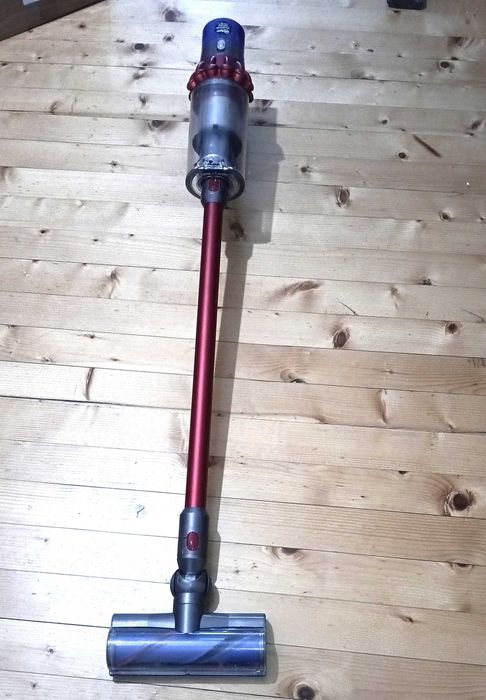 Отлична прахосмукачка Dyson V10 с добра оригинална батерия и аксесоари