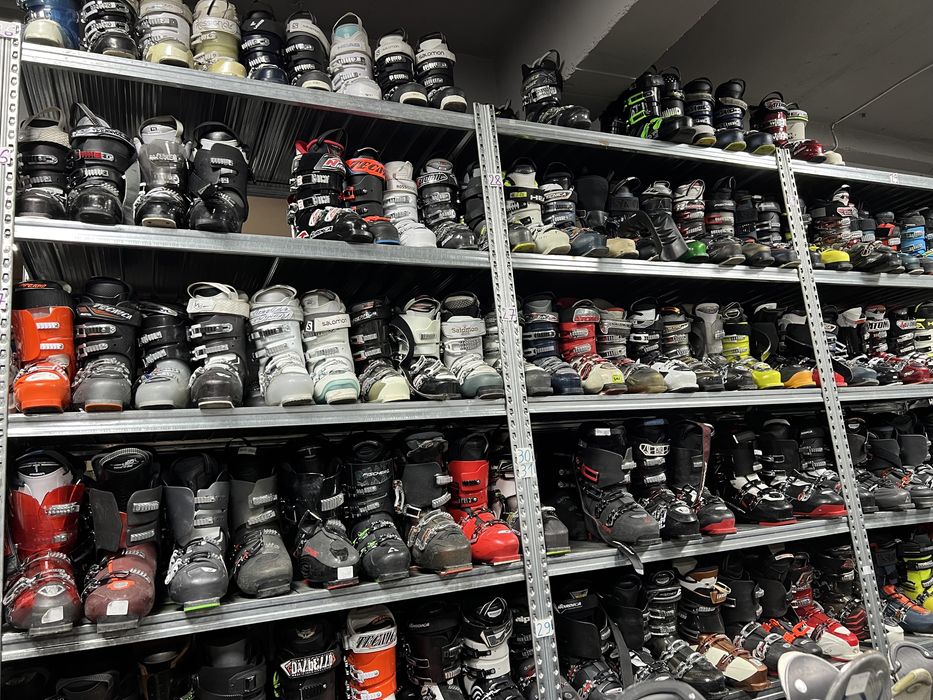 Echipamente de schi si snowboard ski clapari boots casti