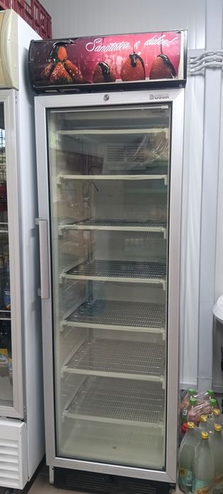 Frigider vitrină comercială UGUR cu ușă din sticlă – funcționează perfect