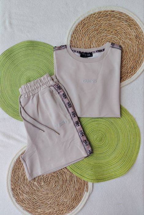 Дамски комплектиКъси панталони Налични размери C, M, L, XL. Памучна материя и достъпни цени.