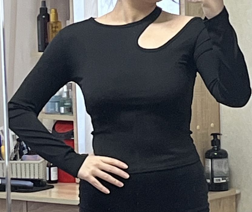 Лонгслив с вырезом