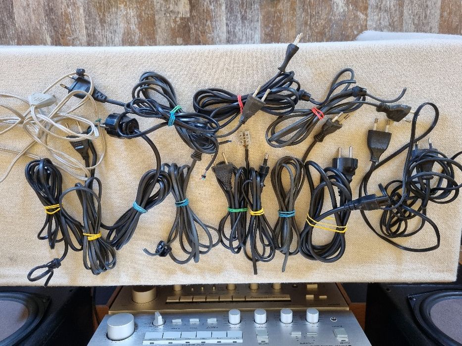 Pachet dif cabluri alimentare pt aparatura.. Perfect functionale.