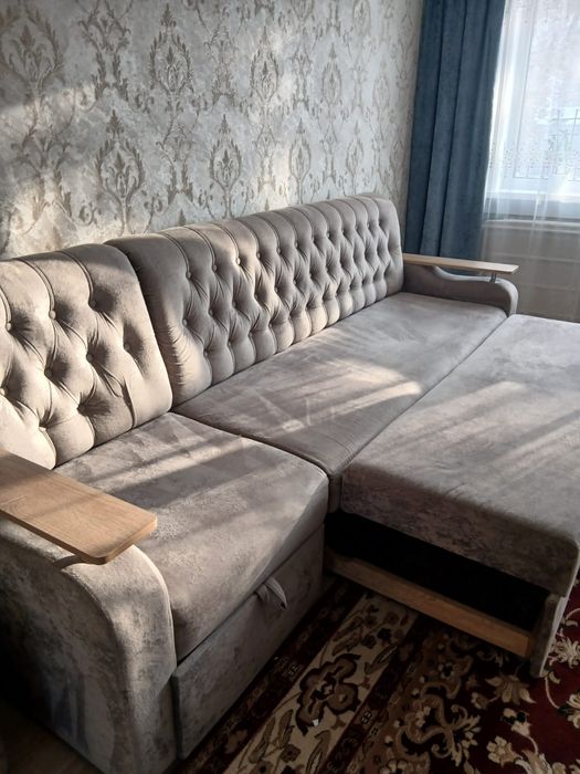 Продам диван в хорошем состоянии с пуфиком , серого цвета
