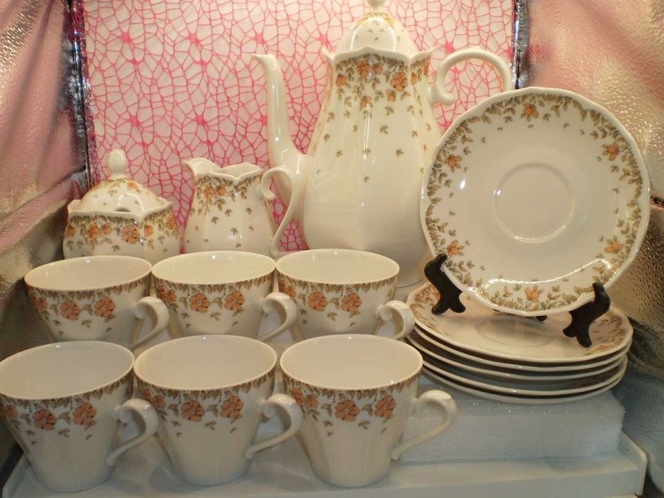 Elegant set vintage portelan cu cescute pentru mic dejun