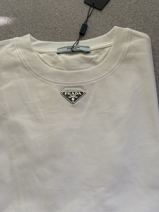 Продам женскую футболку Прада