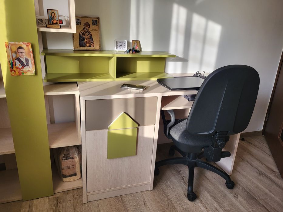 Vând dormitor 2 paturi suprapuse,dulap,birou noptieră poliță perete